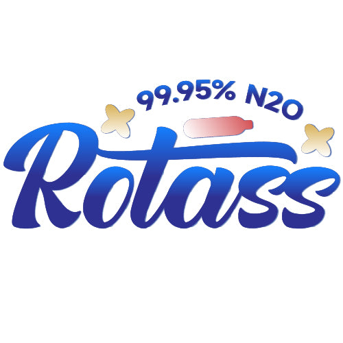 Das Logo Rotass ist in einem blauen Schriftzug auf weißen Hintergrund dargestellt. Zusätzlich steht in einem blauen Text-Halbkreis 99,95% N2O. 